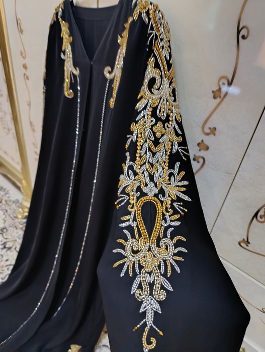 Abaya ichida koynegi bilan