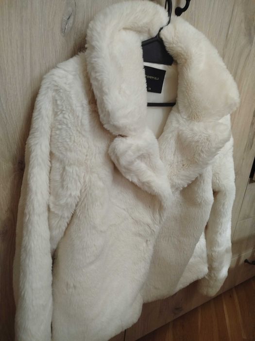 Бяло пухено палто