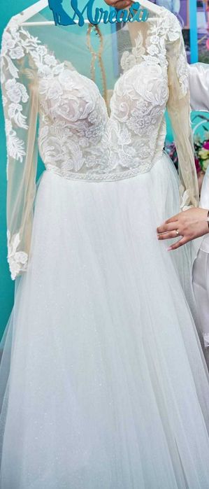 Vând rochie de mireasă elegantă, purtată o singură dată, perfectă pentru o viitoare mireasă care vrea să se simtă specială în ziua nunții!