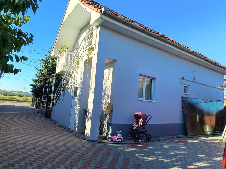 Vând casă în jucu de sus