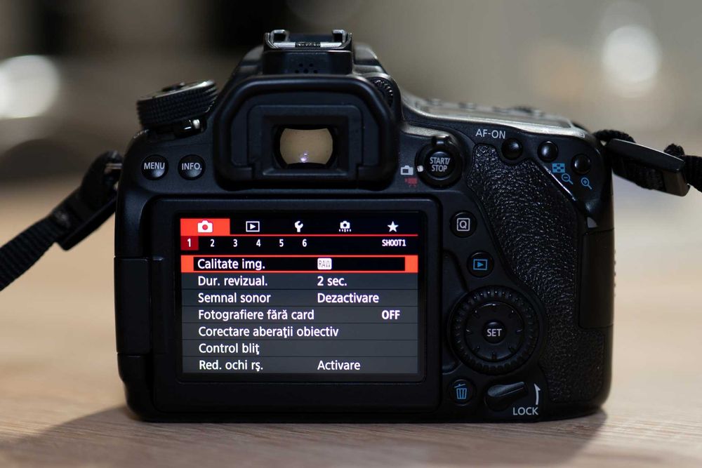 Canon 80D + 4 obiective + 3 baterii + incarcator