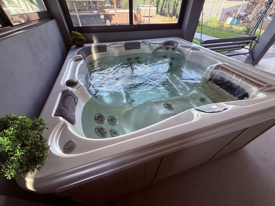Jacuzzi piscină cu hidromasaj Artesian spa ciubar