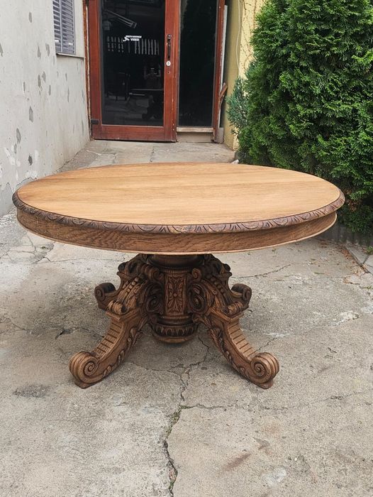Masă rotundă antică din lemn masiv de stejar, sculptată manual