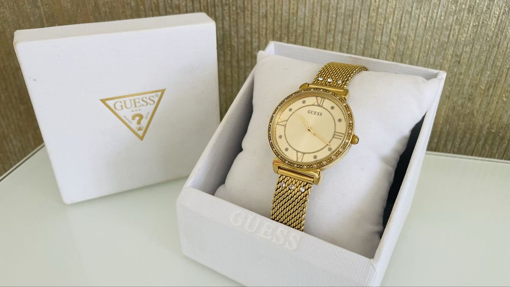 Часовник Guess ,Златист