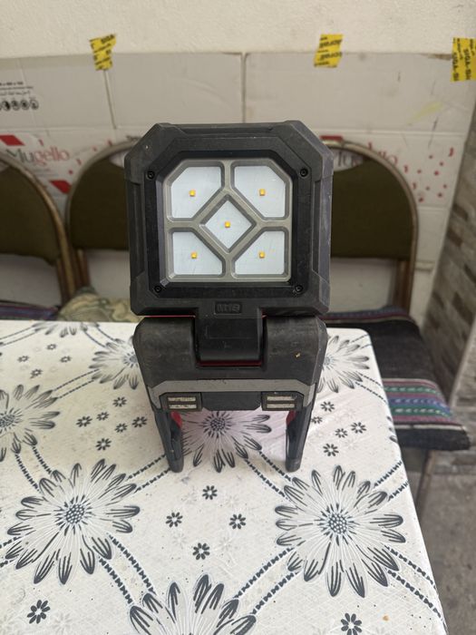 Акумулаторна лампа MILWAUKEE M18PAL