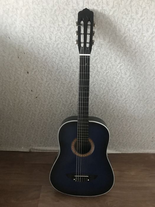 На продаже акустическая  гитара