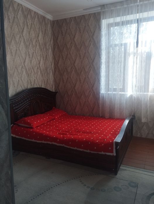 Жомбой марказида хокимият олдида ховли сотилади