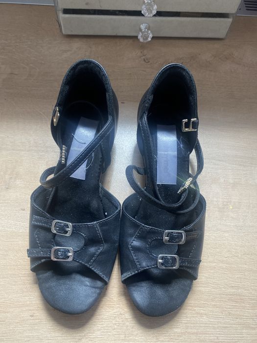 Продам бальные туфли