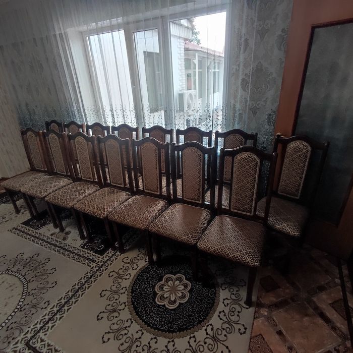 Стол и стулья для гостинной
