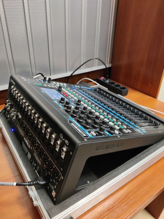 Allen & Heath Qu-16 цифров смесителен пулт с твърд кейс