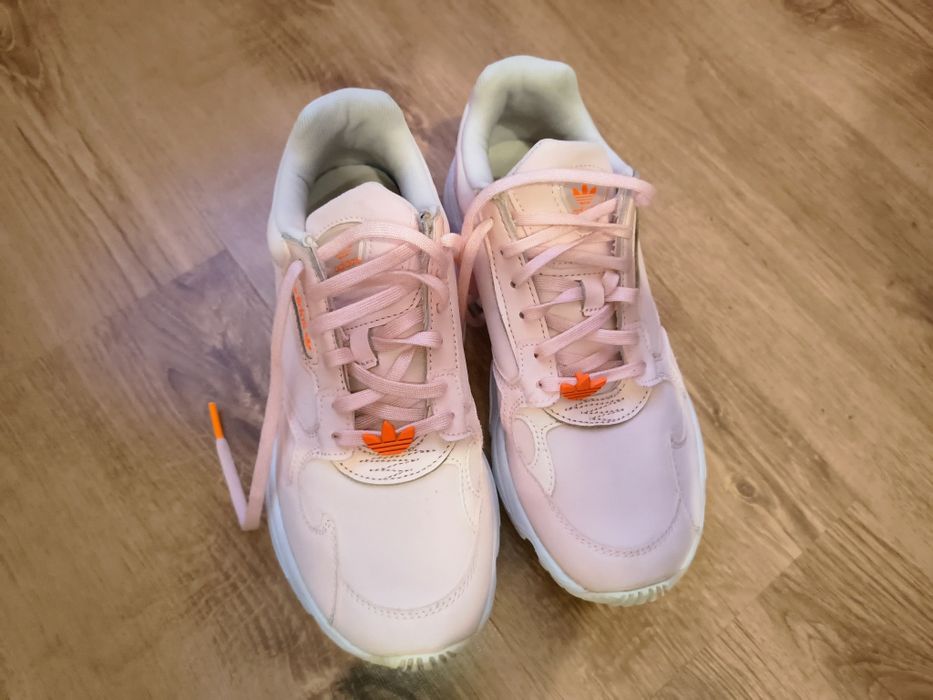 Дамски оригинални маратонки на Adidas. . Номер38