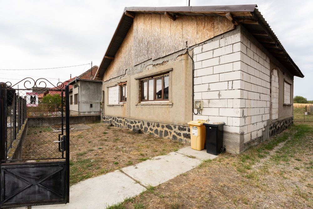 Casa cu anexa si teren 2481 mp in Seini