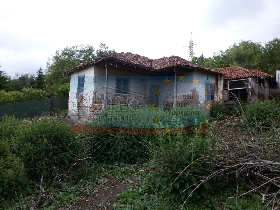 Дворно място 2400 кв.м. със стара къща за събаряне