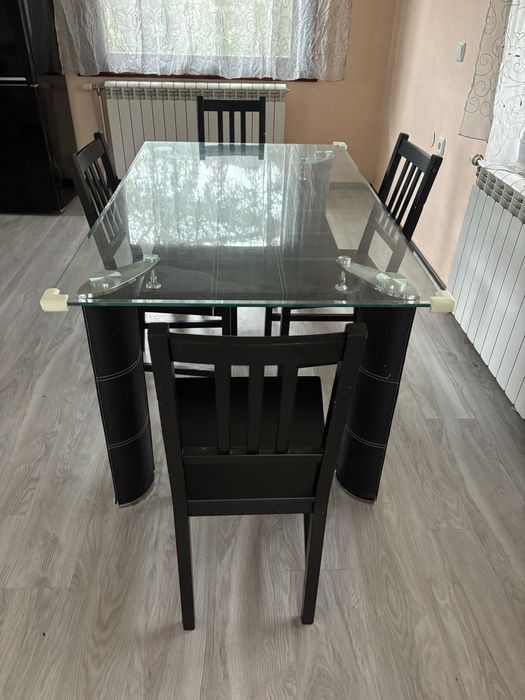 Голяма стъклена маса с четири стола