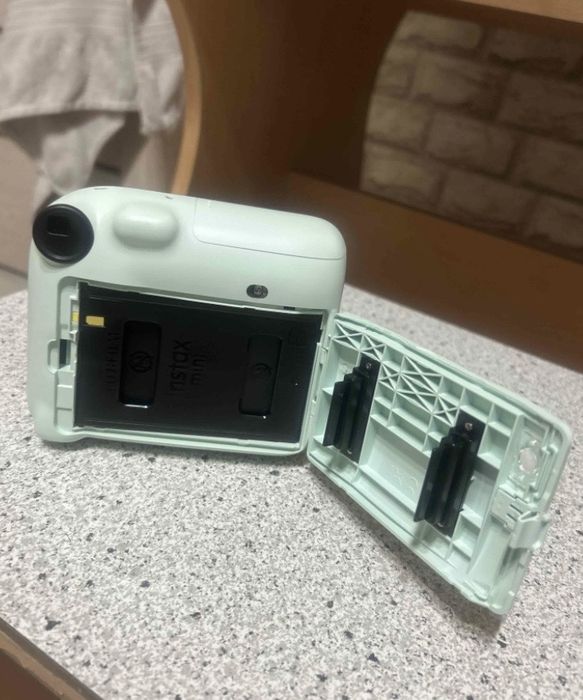 Продам instax 12 mini срочно