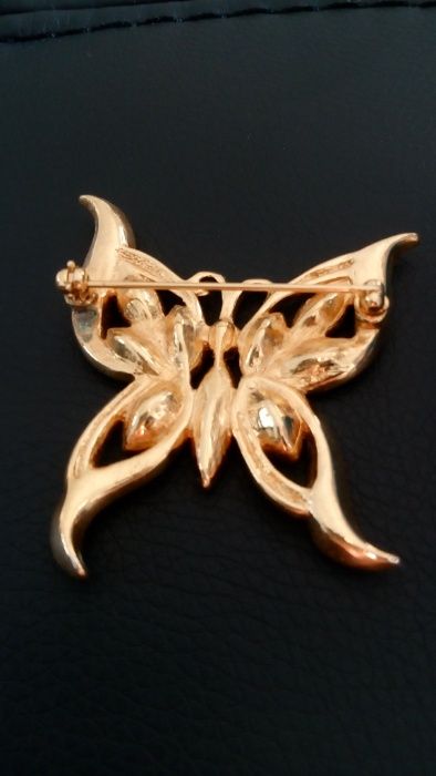 Позлатена брошка с кристали.