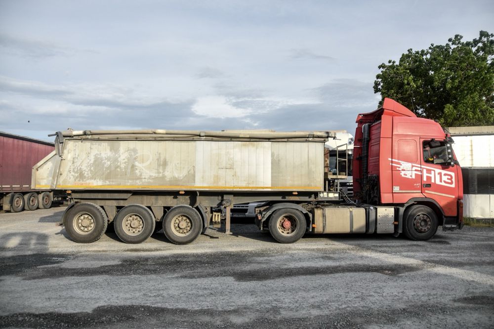 Ansamblu Volvo FH440 si semiremorca basculabila Langendorf
