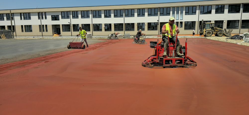Turnare Beton finisat cu Elicopter si cuarț / quart, Elicopterizat, Pardoseli beton, Periat, platforme ciment, sapa Industriala in hale, radier beton