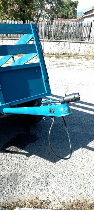 Продавам товарно ремарке