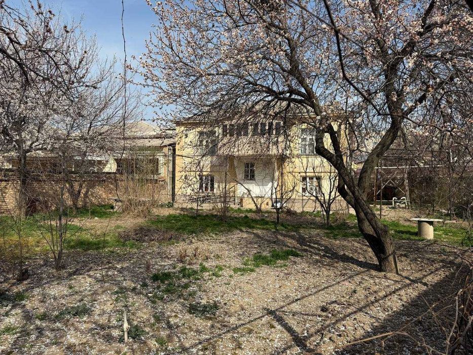 Продается дом на 13 сотках земли.Дом 2-х этажный.Кирпичный.