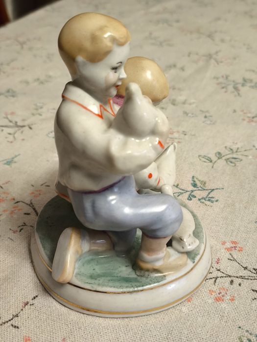 Статуэтка СССР Дети кормят голубей