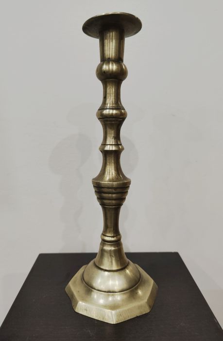 Холандски, винтидж , висок месингов свещник .