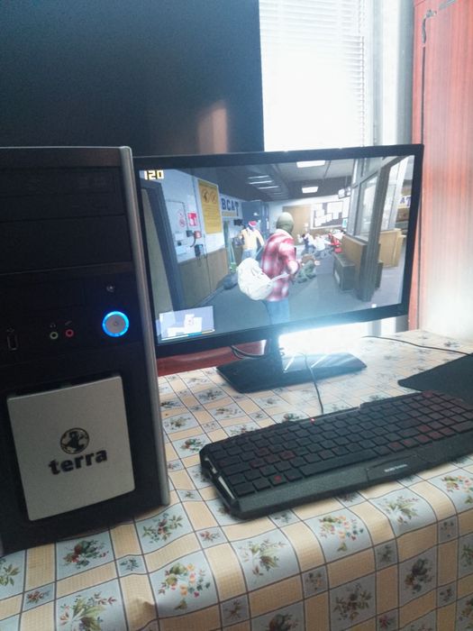 Компютър и монитор