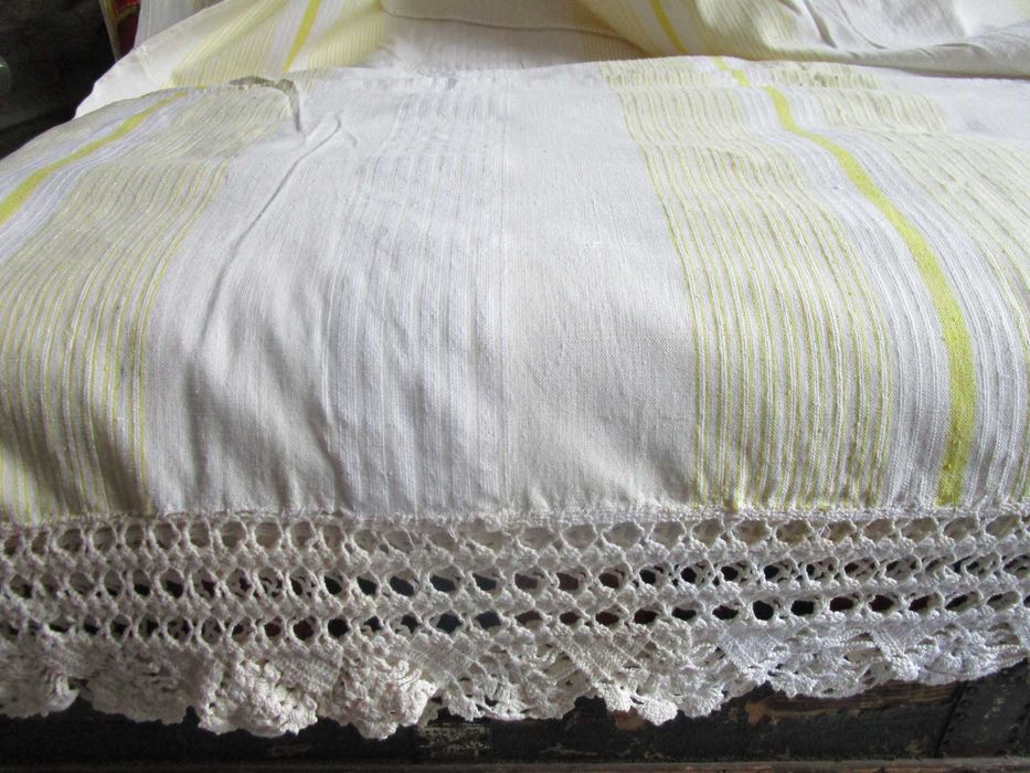 Автентичен кенарен горен чаршаф с жълти свилени ивици