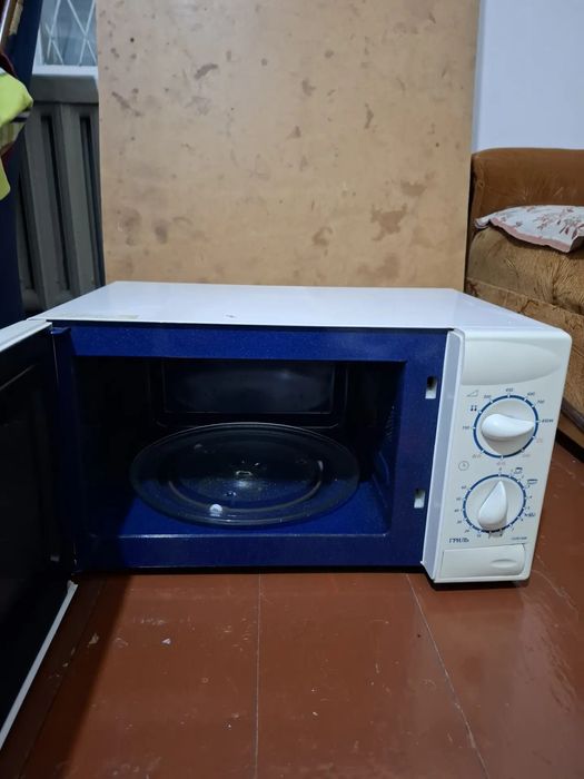 Продается микроволновая печь,бензиновая газонокосилка,морозильник