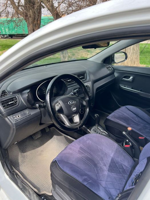Автомобиль KIA RIO 2014 год