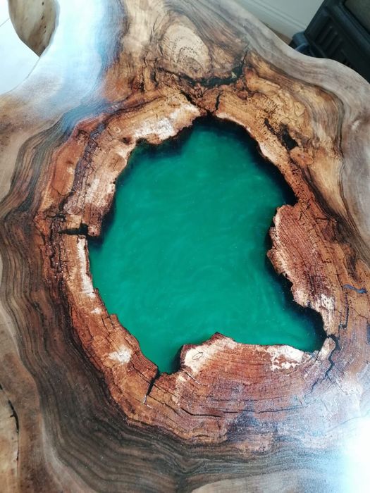 Masă de cafea din lemn de nuc cu inserție epoxy – piesă unicat