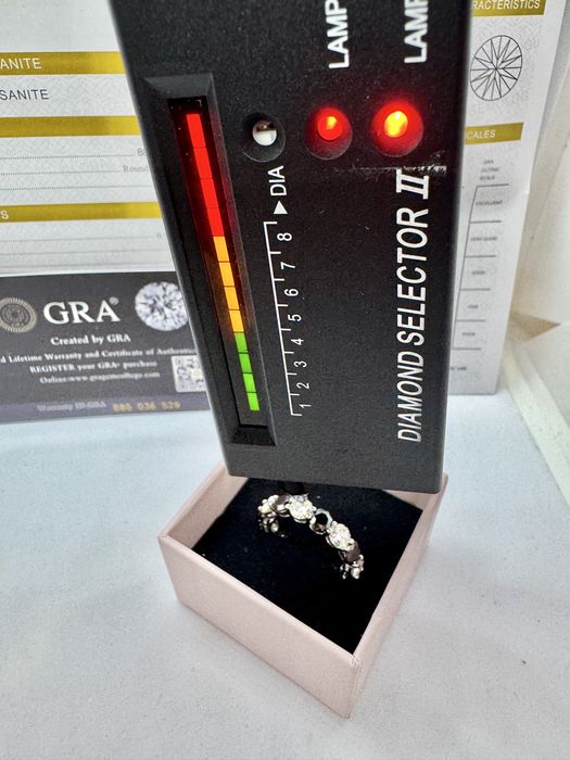 Сребърен пръстен с мойсанит (Диамант) 7.5 карата