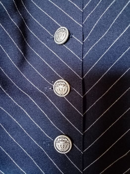 Дамски костюм с дълъг блейзър, елек и панталон