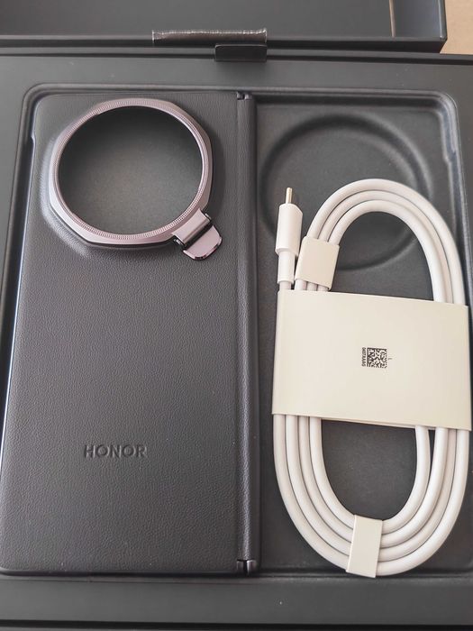 Продавам Honor Magic V5