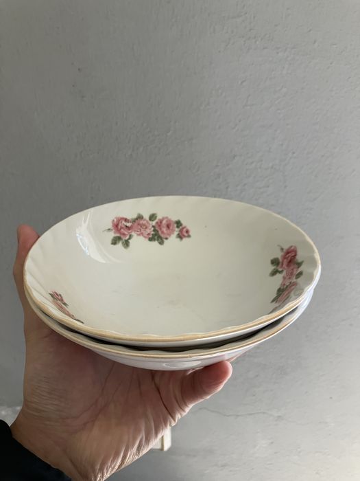 Тарелки для еды.