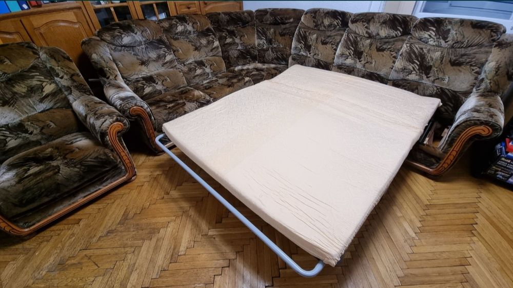 Colțar din lemn cu stofă de calitate