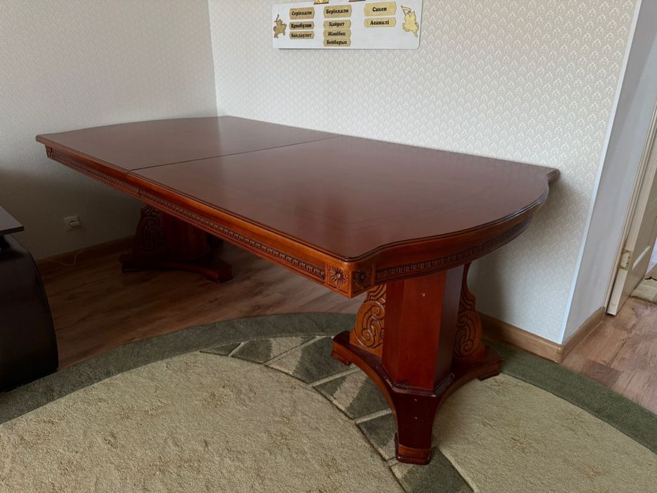 Продам большой стол.