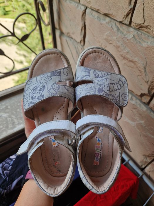 Продам детские сандалии 33 размер