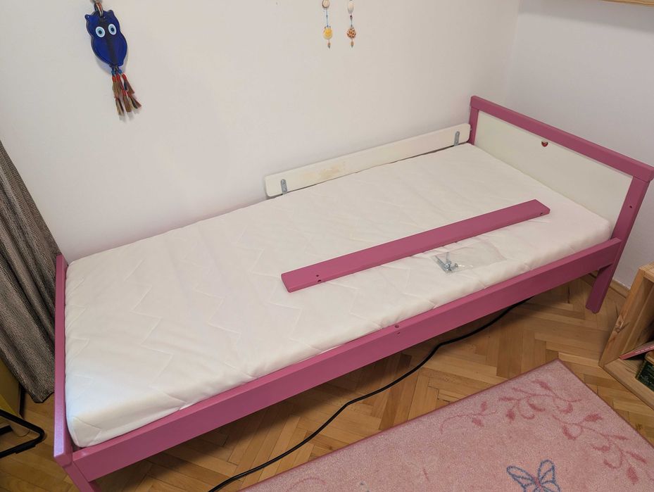 Pat copii Ikea Sniglar 70x160 vopsit roz cu saltea Underlig și bară de protecție Nattapa