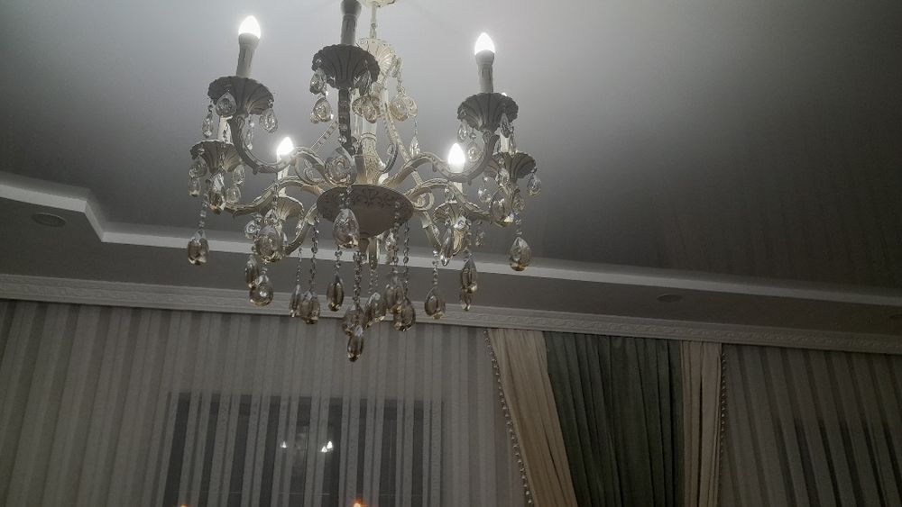 Классикалық үлгідегі люстралар сатылады.