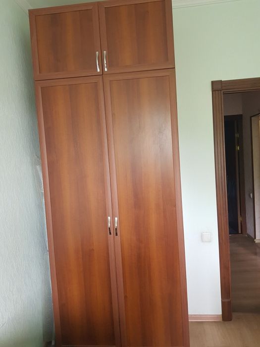 Шкаф платяной коричневый