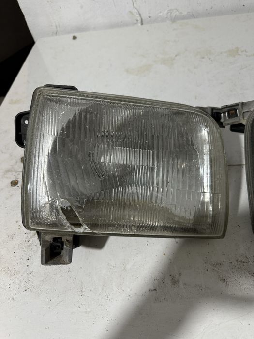 Фары на Nissan Navara
