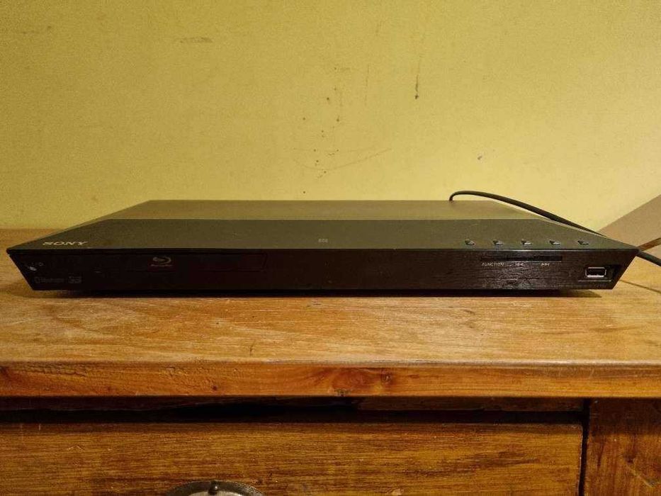 оригинален Блу Рей домашен театър диск и USB+Bluetooth Sony BDV-E2100 в перфектно състояние