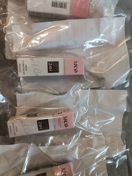 матово дълготрайно червило (черно и др.)