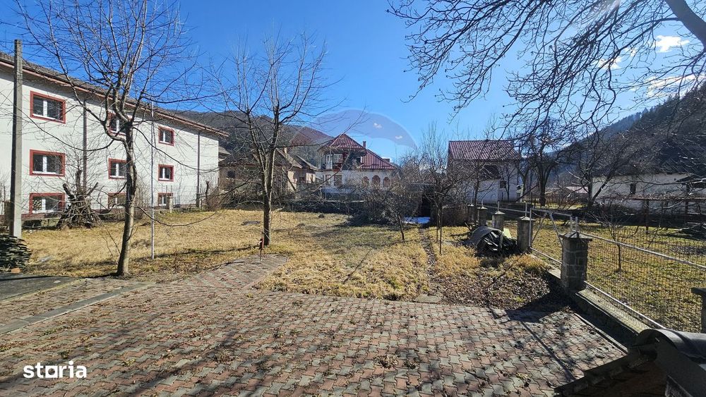 Casă solidă din cărămidă, mobilată, garaj, teren generos – Tarcău