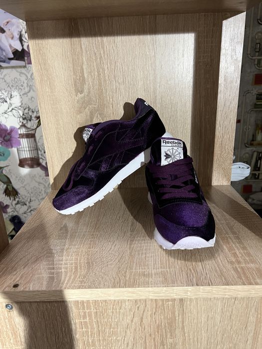 Продам новые кроссовки 36 рр