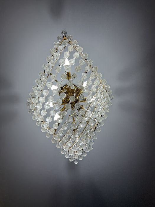 Люстра колданылган