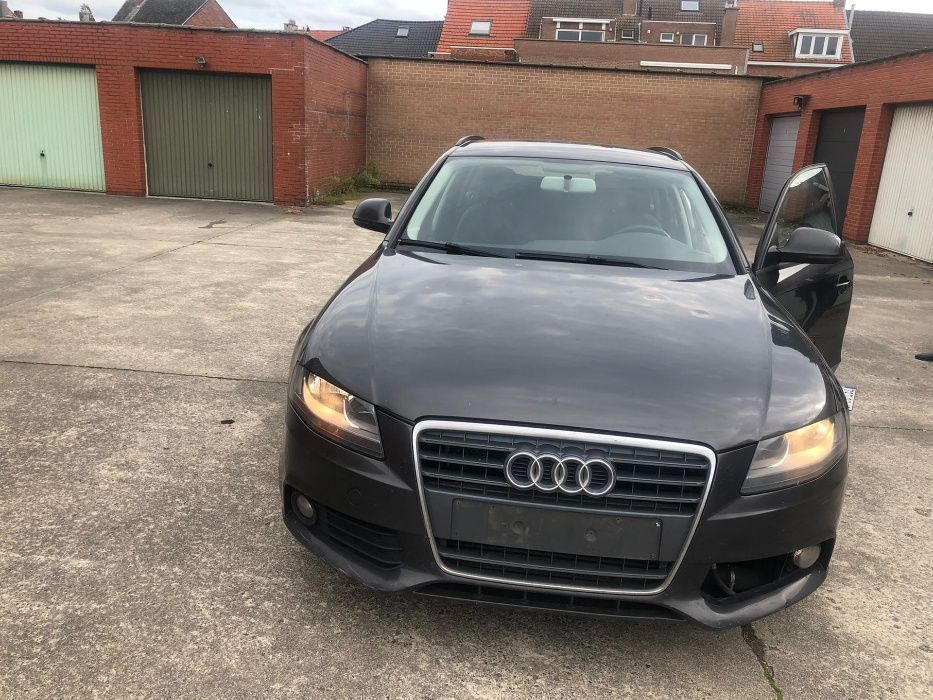 Dezmembrez Audi A4 B8 cod culoare LZ9Y