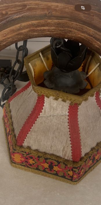 Candelabru realizat din jug de caruta