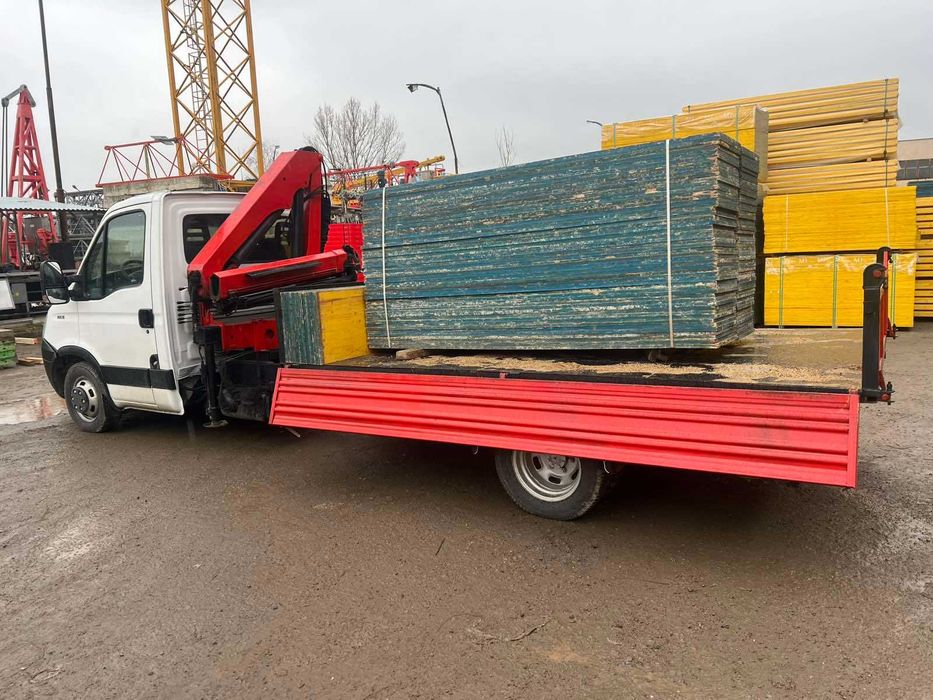 Предлага транспортни услуги със самосвал до 3,5 тона, оборудван с кран